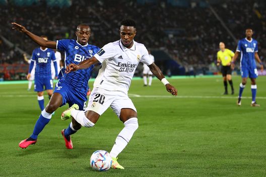 RABAT, MAROCCO - 11 FEBBRAIO: Vinicius Junior del Real Madrid protegge il pallone da Saud Abdulhamid dell'Al Hilal durante la finale della Coppa del Mondo per Club FIFA Marocco 2022 tra Real Madrid e Al Hilal al Prince Moulay Abdellah l'11 febbraio 2023 a Rabat, Marocco. (Foto di Michael Steele/Getty Images) Real Madrid Al-Hilal