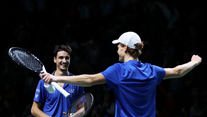 MALAGA, SPAIN - NOVEMBER 25: Jannik Sinner celebrates winning match point with Lorenzo Sonego of Italy during the Semi-Final doubles match against Miomir Kecmanovic and Novak Djokovic of Serbia in the Davis Cup Final at Palacio de Deportes Jose Maria Martin Carpena on November 25, 2023 in Malaga, Spain. (Photo by Clive Brunskill/Getty Images for ITF) Il grande peccatore e noi mortali - immagine 1