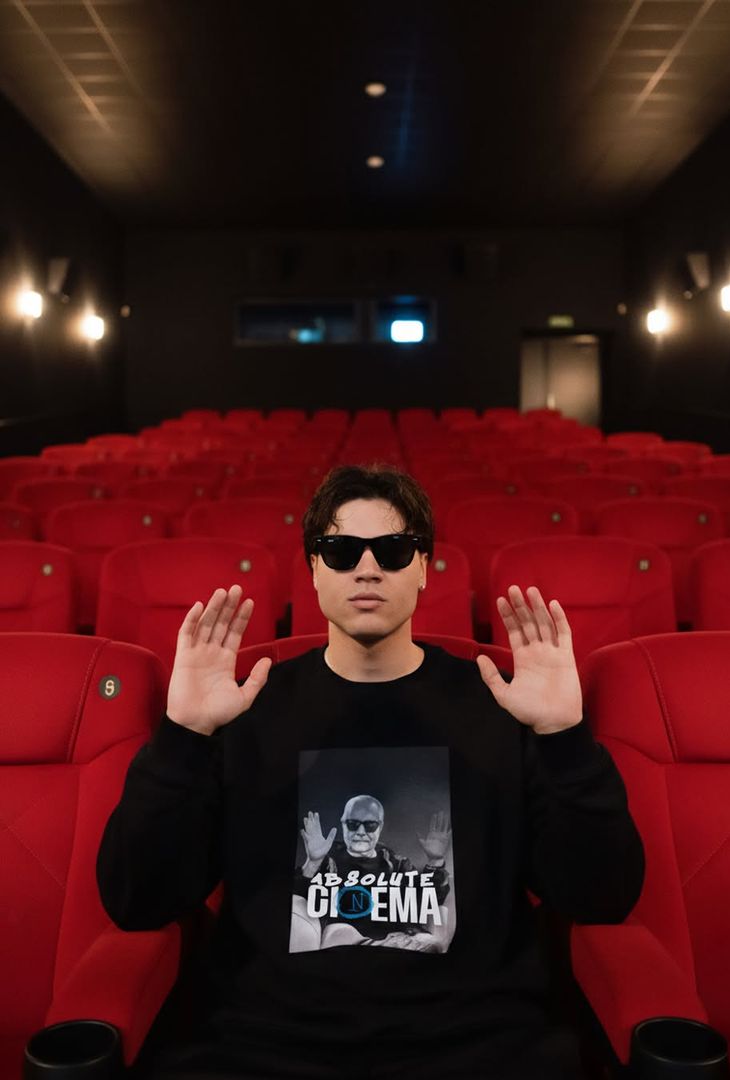 SSC Napoli lancia un nuovo drop della Linea Admin, una collezione che celebra, con il suo stile ironico e dissacrante ispirato ai meme e al linguaggio della Gen Z, Giovane, Rasmus Højlund, Antonio Vergara e, per la prima volta, il Presidente Aurelio De Laurentiis. I nuovi capi saranno disponibili da oggi alle ore 14:30 nello store ufficiale TikTok del Club. La Linea Admin debutta inoltre sull’Official Store SSC Napoli online, con arrivo previsto prossimamente in tutti gli store fisici ufficiali del Club.