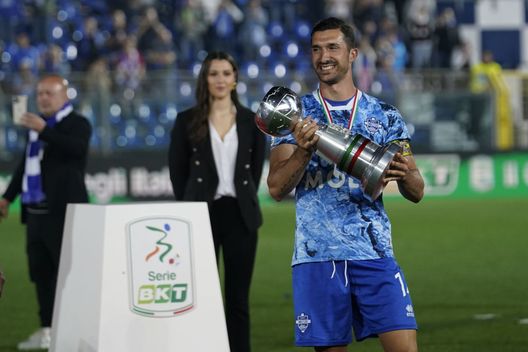 Como, Italia - 10 maggio 2024: Alessandro Bellemo durante i festeggiamenti del Como per la promozione in Serie A. (Foto di Pier Marco Tacca/Getty Images) Como-Cremonese, i capitani più importanti nella storia dei due club- immagine 2
