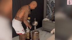 VIDEO / Felipe Melo mette a letto i tre trofei delle Copa Libertadores vinte