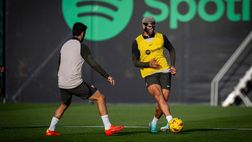 Barcellona, in campo con la maschera nel derby contro il Girona: Araujo non vuol mancare