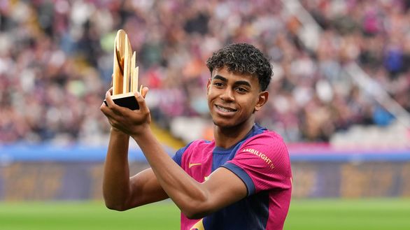 Lamine Yamal, 17 anni, attaccante del Barcellona. (Foto di Alex Caparros/Getty Images) Lamine Yamal può raggiungere i livelli di Messi?- immagine 6