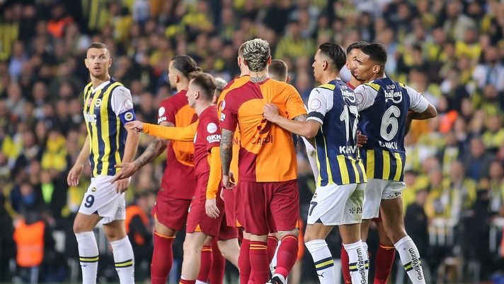 Fenerbahce-Galatasaray, scontri in campo: la polizia interviene per sedare la rissa - immagine 1