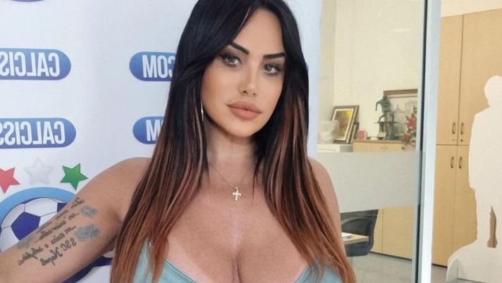 Marika Fruscio fa girare la testa ai suoi ammiratori: il decolleté è da paura  Marika Fruscio fa girare la testa ai suoi ammiratori: il decolleté è da paura - immagine 1