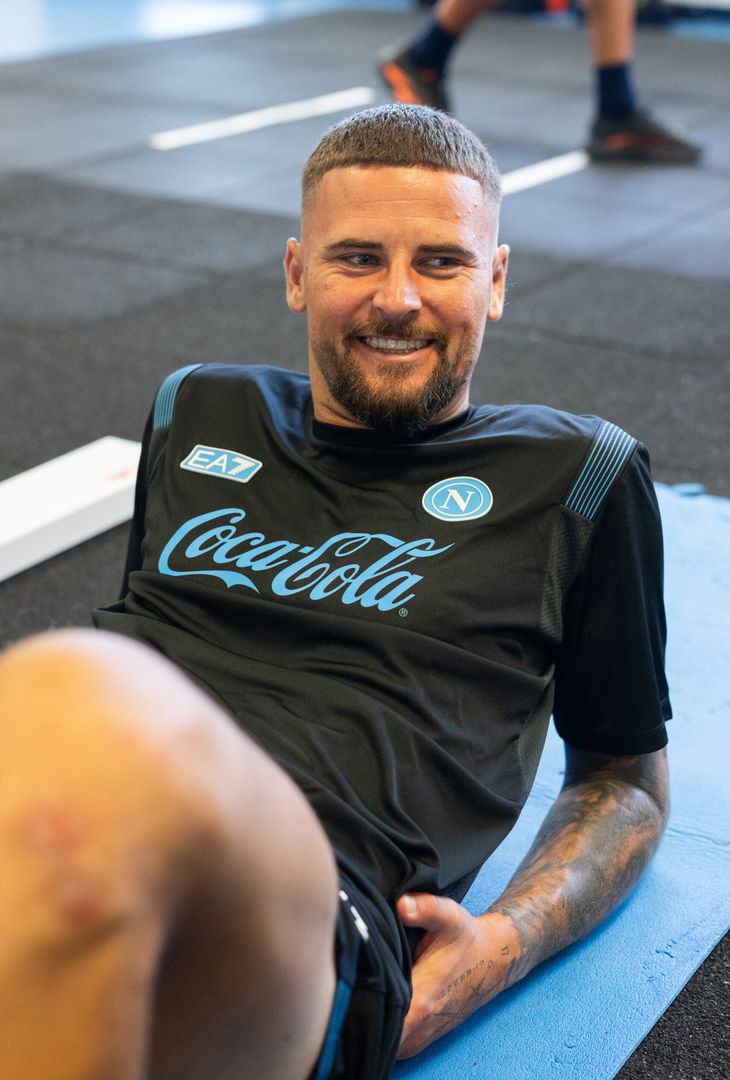 La stagione 2026/27 del Napoli ha avuto ufficialmente inizio: nella mattinata odierna, undici tesserati azzurri, ossia Sam Beukema, Antonio Vergara, Lorenzo Lucca, Rafa Marin, Giovane Santana do Nascimento, Pasquale Mazzocchi, Alex Meret, Miguel Gutierrez, Vanja Milinkovic-Savic, Jesper Lindstrom e Nikita Contini, hanno fatto rientro dalle vacanze e si sono presentati al Training Center di Castel Volturno per cominciare a preparare la prossima annata sotto la gestione di Massimiliano Allegri. Per la prima giornata, ovviamente, i calciatori sono stati semplicemente sottoposti a test atletici e alle visite mediche di rito: qui alcuni scatti della sessione d'allenamento.