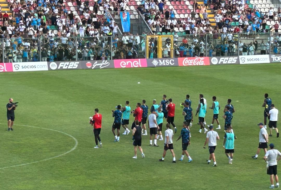 GALLERY La squadra saluta i tifosi e parte il coro “Sarò con te”, si chiude il ritiro - immagine 6