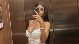 Marialuisa Jacobelli, il selfie in ascensore incanta: forme mozzafiato