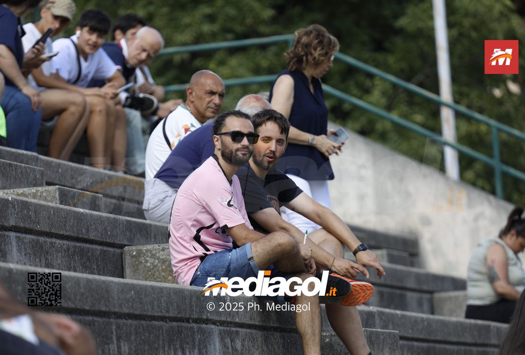 FOTO, Ritiro Palermo: i primi tifosi a Chatillon, c’è anche un cane rosanero - immagine 4