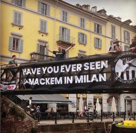 Tifosi Newcastle, striscione derby a Milano: “Avete mai visto qui uno del Sunderland?”- immagine 2