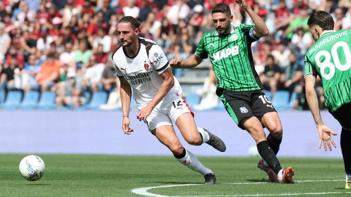 Adrien Rabiot, centrocampista AC Milan, qui durante Sassuolo-Milan di Serie A