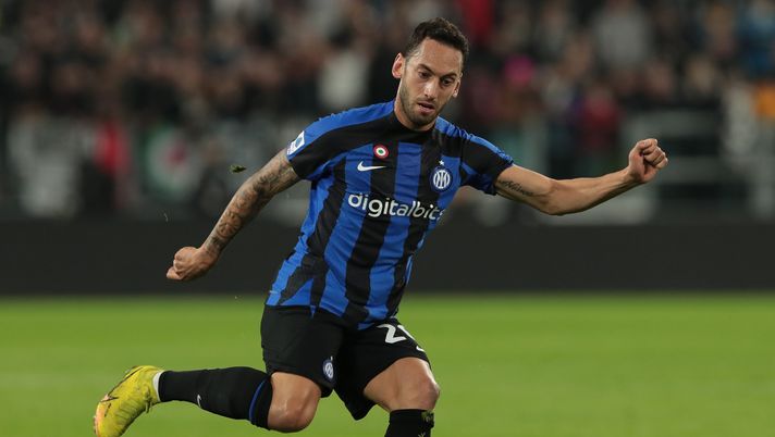 TURIN, ITALY - NOVEMBER 06: Hakan Calhanoglu of FC Internazionale in action during the Serie A match between Juventus and FC Internazionale at Allianz Stadium on November 06, 2022 in Turin, Italy. (Photo by Emilio Andreoli/Getty Images) Inter Cagliari