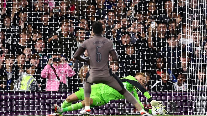 Lo strano derby di Kenny Tete: gli Spurs pareggiano mentre è fuori, poi sigla il rigore decisivo - immagine 1