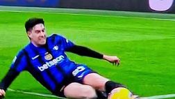 FOTO Inter-Fiorentina, clamoroso errore di La Penna sul gol dell’1-0: pallone fuori di 20 cm!