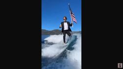 VIDEO / Zuckerberg show: surfa in smoking e beve una birra