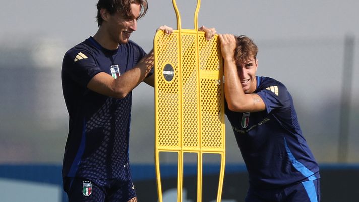 Getty Images Under 21, Baldanzi scherza con Bove appoggiato a una sagoma: “Occhio che casca” - immagine 1