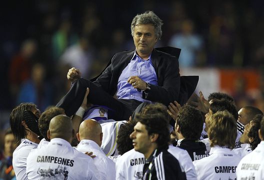VALENCIA, BARCELLONA – 20 APRILE: L’allenatore José Mourinho del Real Madrid festeggia dopo la finale di Copa del Rey tra Real Madrid e Barcellona allo stadio Mestalla il 20 aprile 2011 a Valencia, Spagna. Il Real Madrid ha vinto 1-0. (Foto di Manuel Queimadelos Alonso/Getty Images) A volte ritornano! Real-Mourinho e quella clausola che lo libererebbe a zero- immagine 2
