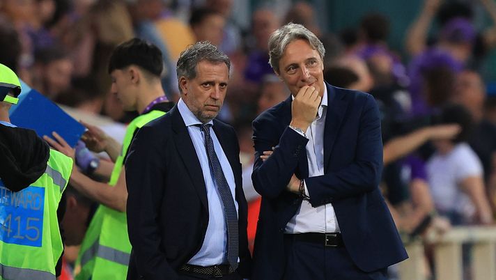 FLORENCE, ITALY - MAY 22: Alessandro Ferrari general manager of ACF Fiorentina and Fabio Paratici of ACF Fiorentina looks on during the Serie A match between ACF Fiorentina and Atalanta BC at Artemio Franchi on May 22, 2026 in Florence, Italy. (Photo by Gabriele Maltinti/Getty Images) Aglietti: “Salvi per inferiorità altrui. Per l’Europa servono molti cambi” - immagine 1