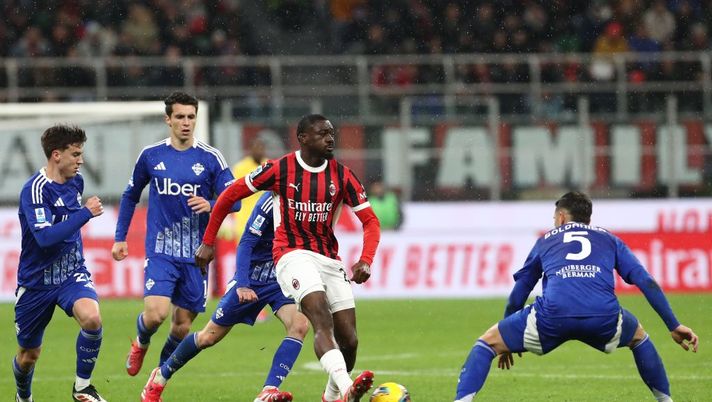 MILAN, ITALY - MARCH 15: Youssouf Fofana of AC Milan he is surrounded by the Como1907 players during the Serie A match between AC Milan and Como 1907 at Stadio Giuseppe Meazza on March 15, 2025 in Milan, Italy. (Photo by Marco Luzzani/Getty Images) Verso Como-Milan: probabili formazioni, dove vedere la partita ed ultime notizie - immagine 1
