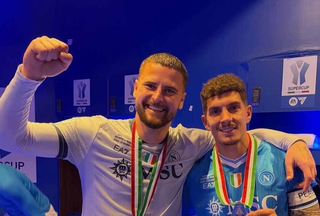Coppa, sorrisi e sigari: gli azzurri festeggiano la Supercoppa! –  LE FOTO - immagine 13
