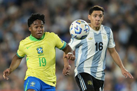 BUENOS AIRES, ARGENTINA - 25 MARZO: Endrick del Brazil e Nahuel Molina dell'Argentina. (Photo by Marcelo Endelli/Getty Images) nazionali sudamerica