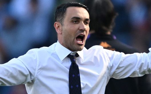 NAPLES, ITALY - MARCH 09: Raffaele Palladino, Head Coach of Fiorentina, reacts during the Serie A match between Napoli and Fiorentina at the Stadio Diego Armando Maradona on March 09, 2025 in Naples, Italy. (Photo by Francesco Pecoraro/Getty Images) Manca solo il cappellino, ma oggi a nessuno verrà in mente di fare una statua- immagine 2