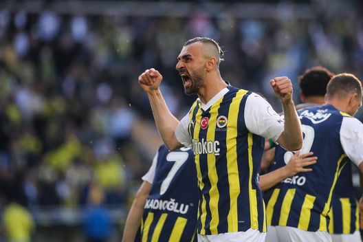 Istabul, Turchia - 26 maggio 2024: Serdar Dursun del Fenerbahce esulta durante la partita di campionato contro l'Istanbulspor. (Foto di Ahmad Mora/Getty Images) Hatayspor-Fenerbahçe, i precedenti tra le due squadre turche- immagine 3