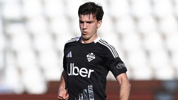 COMO, ITALY - MARCH 08: Maximo Perrone of Como 1907 in action during the Serie A match between Como and Venezia at Stadio G. Sinigaglia on March 08, 2025 in Como, Italy. (Photo by Francesco Scaccianoce/Getty Images) Romano: “Perrone-Como, decisione presa per la prossima stagione! L’accordo con il City…” - immagine 1