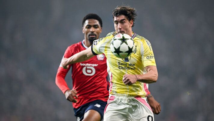 LILLE, FRANCE - NOVEMBER 5: Dusan Vlahovic of Juventus in action during the UEFA Champions League 2024/25 League Phase MD4 match between LOSC Lille and Juventus at Stade Pierre Mauroy on November 5, 2024 in Lille, France. (Photo by Daniele Badolato - Juventus FC/Juventus FC via Getty Images) Vlahovic: “Che parata su di me, al 90% è gol! Contento per il gol ma peccato perché…” - immagine 1