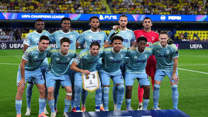 I giocatori della Juventus posano per una foto di squadra prima della partita della Fase 2 della UEFA Champions League 2025/26 tra Villarreal CF e Juventus all'Estadio de la Ceramica, il 1 ottobre 2025 a Villarreal, Spagna. (Foto di Aitor Alcalde/Getty Images) Juventus