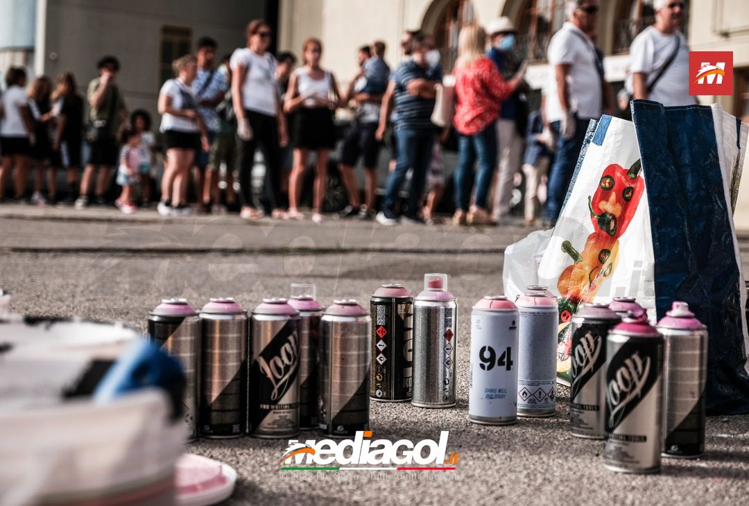 FOTO Palermo, le impronte rosa sul murales del ‘Renzo Barbera’ (Gallery) - immagine 28