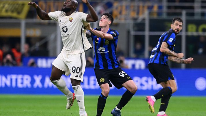MILAN, ITALY - OCTOBER 29: Alessandro Bastoni of FC Internazionale competes for the ball with Romelu Lukaku of AS Roma during the Serie A TIM match between FC Internazionale and AS Roma at Stadio Giuseppe Meazza on October 29, 2023 in Milan, Italy. (Photo by Mattia Pistoia - Inter/Inter via Getty Images) Inter-Roma, Bastoni: “Undici tiri in porta a zero ma dobbiamo segnare” - immagine 1