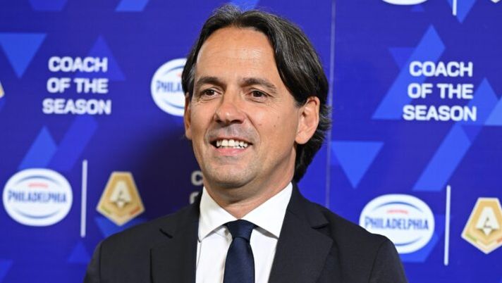 VERONA, ITALY - MAY 26: Head coach of FC Internazionale Simone Inzaghi poses with the trophy for the victory of 'Scudetto' before the Serie A TIM match between Hellas Verona FC and FC Internazionale at Stadio Marcantonio Bentegodi on May 26, 2024 in Verona, Italy. (Photo by Mattia Ozbot - Inter/Inter via Getty Images) Inzaghi: “Non nego i rumors su di me, ma all’Inter sono in famiglia: sto bene qui” - immagine 1