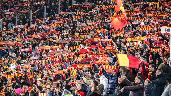ROME, ITALY - JANUARY 07: AS Roma fans during the Serie A TIM match between AS Roma and Atalanta BC at Stadio Olimpico on January 07, 2024 in Rome, Italy. (Photo by Fabio Rossi/AS Roma via Getty Images) Roma, i tifosi ospiti salvano la prevendita del derby di coppa Italia - immagine 1