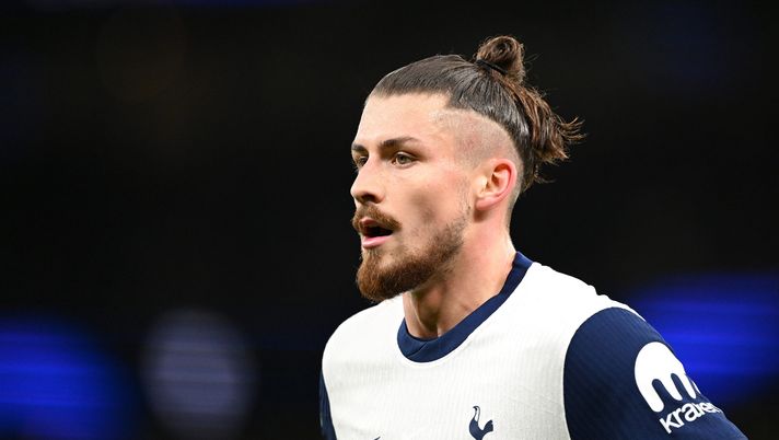 LONDON, ENGLAND - DECEMBER 19: Radu Dragusin of Tottenham Hotspur during the Carabao Cup Quarter Final match between Tottenham Hotspur and Manchester United at Tottenham Hotspur Stadium on December 19, 2024 in London, England. (Photo by Shaun Botterill/Getty Images) Mercato Roma, nuovi contatti per Dragusin: si cerca l’intesa sulla cifre - immagine 1