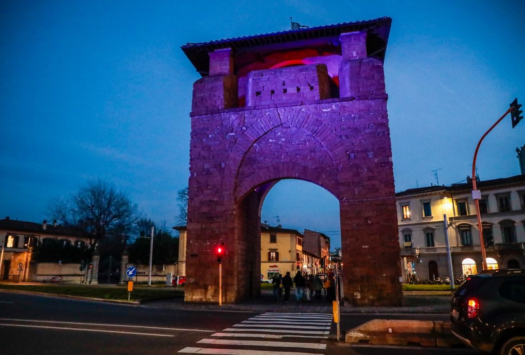 FOTO VN – Firenze ricorda Commisso: tutte le porte della città diventano viola - immagine 9