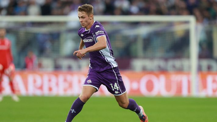 FLORENCE, ITALY - NOVEMBER 2: Hans Nicolussi Caviglia of ACF Fiorentina in action during the Serie A match between ACF Fiorentina and US Lecce at Artemio Franchi on November 2, 2025 in Florence, Italy. (Photo by Gabriele Maltinti/Getty Images) Vanoli sul centrocampo: “Lì forse manca qualcosa. Nicolussi deve vedere il gioco” - immagine 1