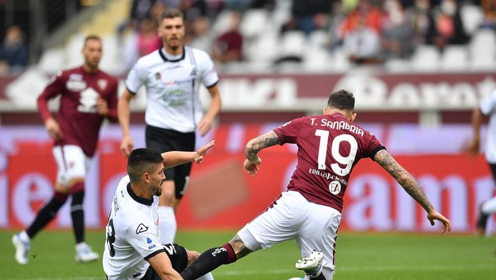TURIN, ITALY - APRIL 23: Antonio Sanabria of Torino FC is tackled by Martin Erlic of Spezia Calcio during the Serie A match between Torino FC and Spezia Calcio at Stadio Olimpico di Torino on April 23, 2022 in Turin, Italy. (Photo by Valerio Pennicino/Getty Images) La moviola di Torino-Spezia 2-1: pochi dubbi sui due rigori assegnati - immagine 1