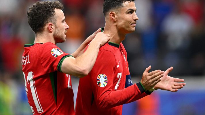 FRANKFURT AM MAIN, GERMANY - JULY 01: Diogo Jota and Cristiano Ronaldo of Portugal celebrate following the team's victory in the penalty shoot out during the UEFA EURO 2024 round of 16 match between Portugal and Slovenia at Frankfurt Arena on July 01, 2024 in Frankfurt am Main, Germany. (Photo by Stu Forster/Getty Images) cristiano ronaldo
