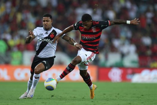 David e Plata in un duello in Flamengo - Vasco dello scorso Brasileirao (Photo by Lucas Figueiredo/Getty Images) Grandi campioni e tantissimi tifosi: la storia di Vasco Da Gama – Flamengo- immagine 2