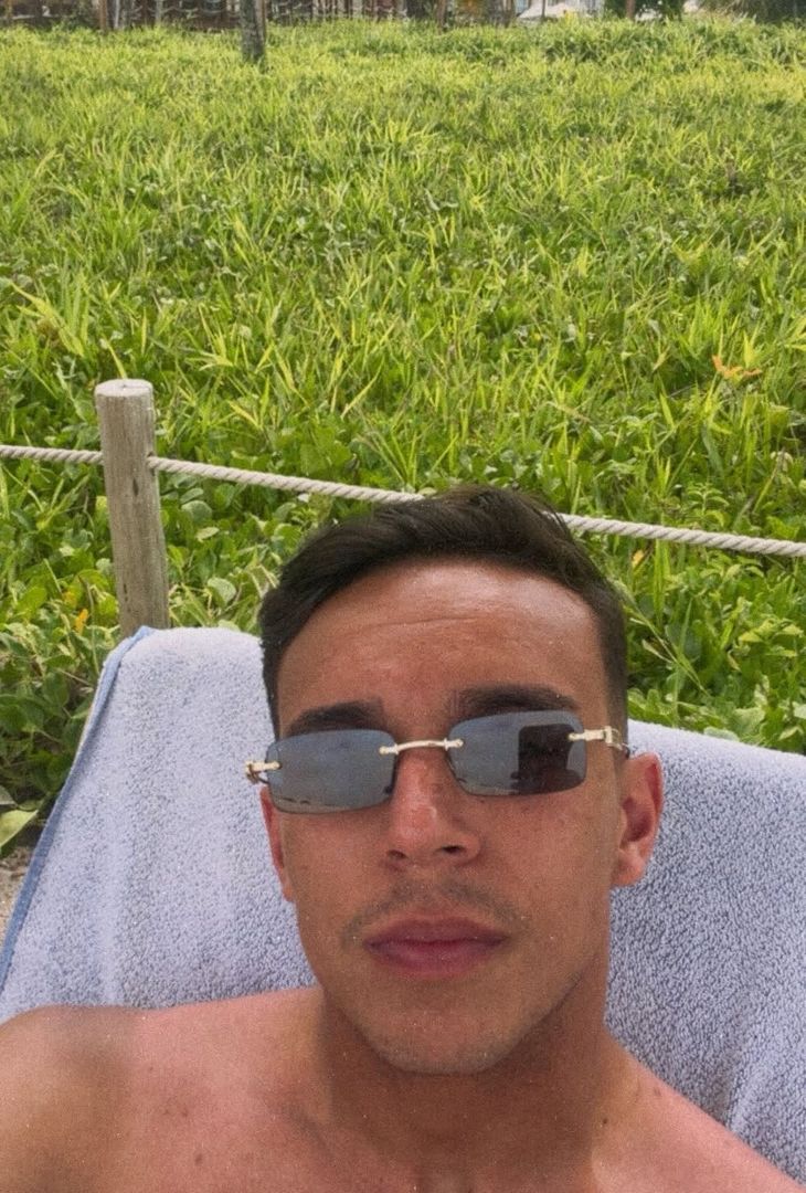 Giovane relax in vacanza: tramonti mozzafiato e divertimento per lui – LA GALLERY - immagine 2