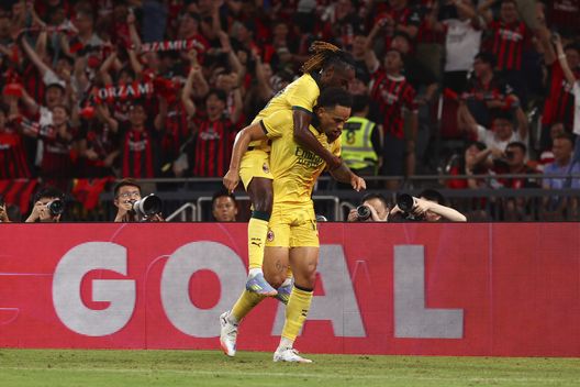 HONG KONG, CHINA - JULY 26: Noah Okafor of AC Milan celebrates with Warren Bondo after scoring the his team's fourth goal during the Pre-Season Friendly match between Liverpool FC and AC Milan at Kai Tak Sports Park on July 26, 2025 in Hong Kong, China. (Photo by Giuseppe Cottini/AC Milan via Getty Images) Il nuovo atteggiamento e il tema tattico: qualche riflessione sul Milan- immagine 2