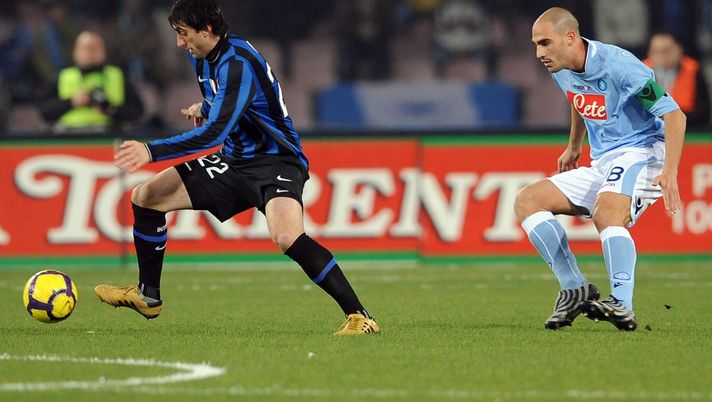 NAPLES, ITALY - FEBRUARY 14: Diego Milito of Inter and Paolo Cannavaro of Napol iin action during the Serie A match between SSC Napoli and FC Internazionale Milano at Stadio San Paolo on February 14, 2010 in Naples, Italy. (Photo by Giuseppe Bellini/Getty Images) Milito: “Il Napoli ha avuto dei problemi, ma con Conte sarà un osso duro!” - immagine 1