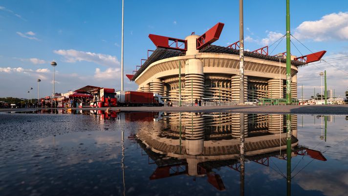 MILAN, ITALY - SEPTEMBER 23: A general view of the stadium reflected in rainwater prior to the Coppa Italia Frecciarossa Round of 16 match between AC Milan and US Lecce at Giuseppe Meazza Stadium on September 23, 2025 in Milan, Italy. (Photo by Jonathan Moscrop/Getty Images) Braglia: “San Siro? Passaggio fondamentale, penso che Milano non possa stare…” - immagine 1
