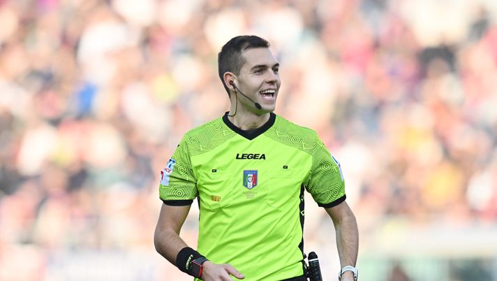 BOLOGNA, ITALY - FEBRUARY 12: Referee Luca Zufferli looks on during the Serie A match between Bologna FC and AC Monza at Stadio Renato Dall'Ara on February 12, 2023 in Bologna, Italy. (Photo by Alessandro Sabattini/Getty Images) Serie A, le designazioni arbitrali: Zufferli dirigerà Juventus-Torino - immagine 1