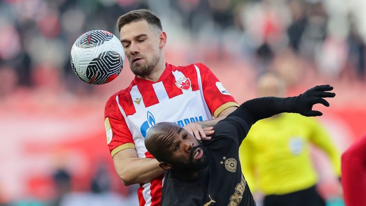 BELGRADE, SERBIA - FEBRUARY 22: Aldo Kalulu (R) of Partizan competes for the ball against Timi Elsnik (L) of Crvena Zvezda during the Serbian SuperLiga season 2024/2025 match between Crvena Zvezda and Partizan at Rajko Mitic Stadium on February 22, 2025 in Belgrade, Serbia. (Photo by Srdjan Stevanovic/Getty Images) Il Partizan Belgrado ha rescisso il contratto di Kalulu: non andava agli allenamenti- immagine 2