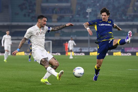 VERONA, ITALY - FEBRUARY 28: Matteo Politano of SSC Napoli competes for the ball with Domagoj Bradarić of Hellas Verona during the Serie A match between Hellas Verona FC and SSC Napoli at Stadio Marcantonio Bentegodi on February 28, 2026 in Verona, Italy. (Photo by Alessandro Sabattini/Getty Images)