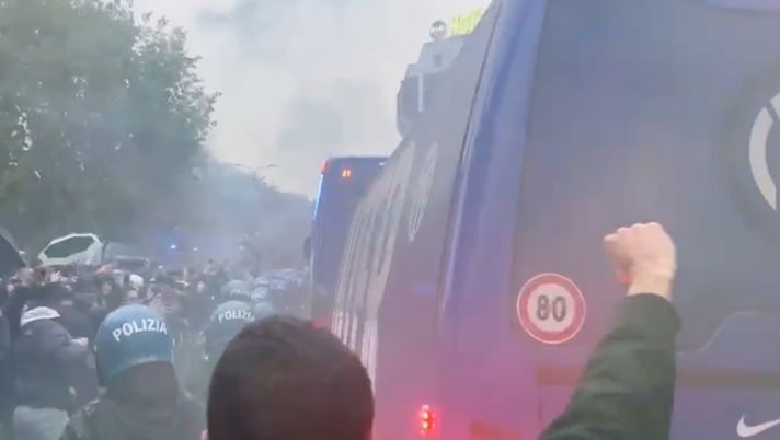 Sky – Milan-Inter, il retroscena all’arrivo dei pullman: 0 tifosi ad accogliere i rossoneri - immagine 1