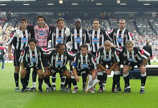 Juventus stagione 2002-03 (Photo by Alessandro Sabattini/Getty Images) Lazio-Juventus, guerra anche di stile: le maglie più iconiche dei due club- immagine 5