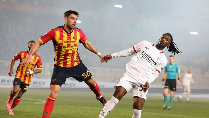 LECCE, ITALY - MARCH 08:  Warren Bondo of AC Milan competes for the ball with Santiago Pierotti of Lecce during the Serie A match between Lecce and AC Milan at Stadio Via del Mare on March 08, 2025 in Lecce, Italy. (Photo by Claudio Villa/AC Milan via Getty Images)  Bondo post Lecce-Milan: “Contento della rimonta e del risultato” - immagine 1